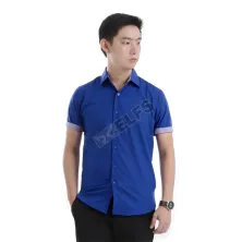 KEMEJA PENDEK Kemeja Pendek Pria Reversible Cuff Biru Tua